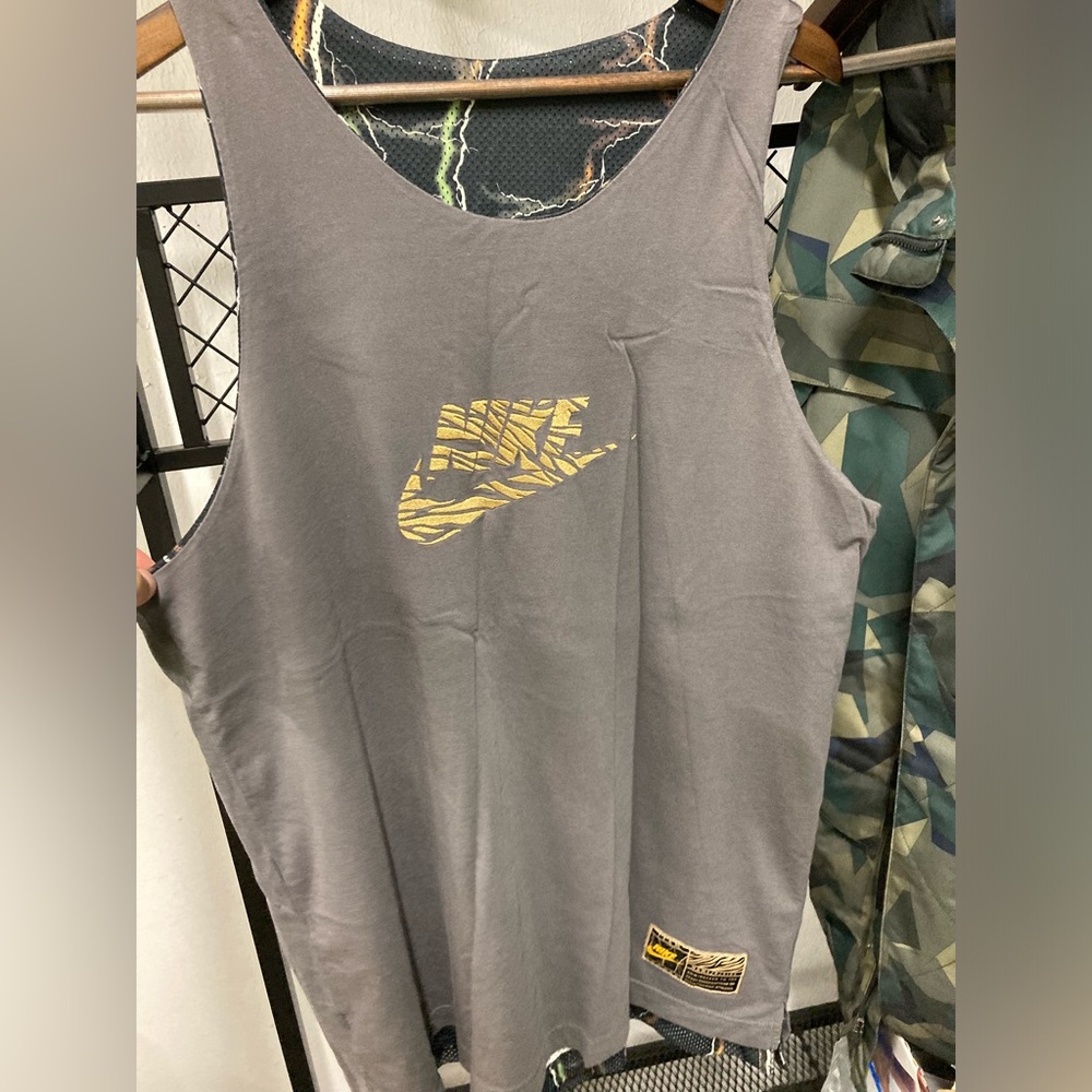 Nike reversible basketball jersey, sz XL, lightning bolts